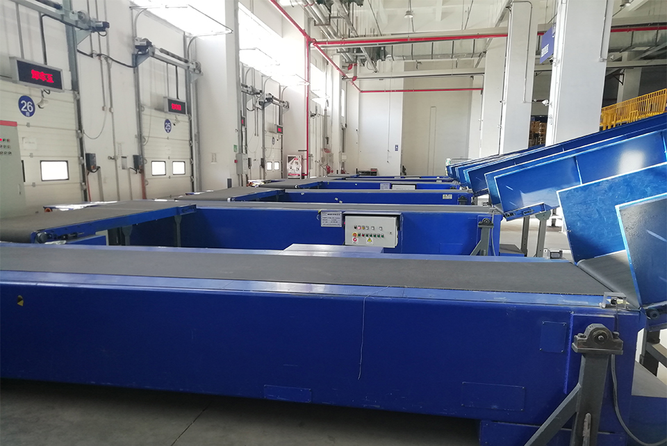 定制皮帶伸縮輸送機(jī)：注意事項(xiàng)與優(yōu)勢詳解